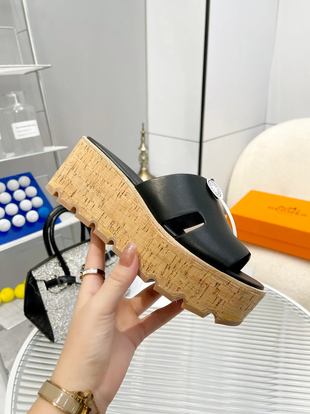 👟👟Ex-factory price 540👟👟 High version of the 2024 spring and summer new HERMES Hermès counter new style. The wedge-heeled Erjiu sandals and slippers, which have been extremely popular recently, are paired with various colorful socks. They are very trendy. Upper: cowhide. Outsole: technological imitation wood sole. Heel height: about 7cm. Size: Female 35-41 (40/41 non-refundable and non-exchangeable)